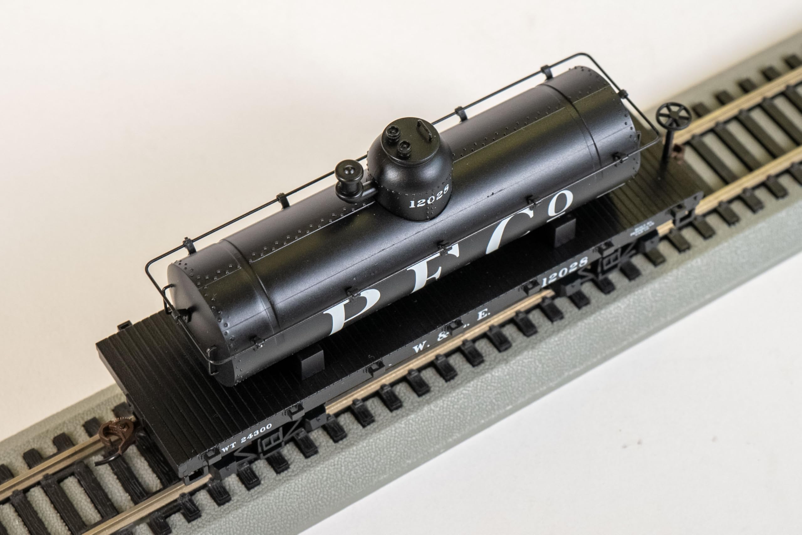 Amazon.com: Bachmann Trains - Old-Time Tank Car - Wheeling & Lake